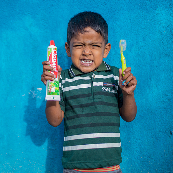 jongetje met tandenborstel en tandpasta